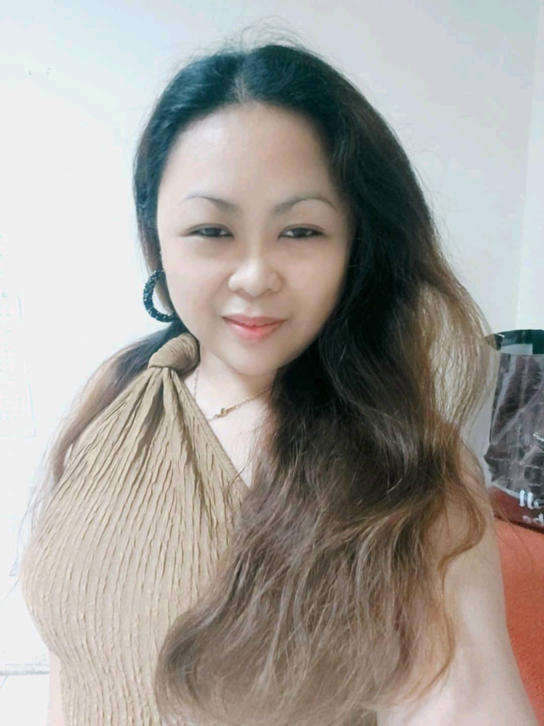 Zeyy from the Philippines, chatting safely on SalaChat