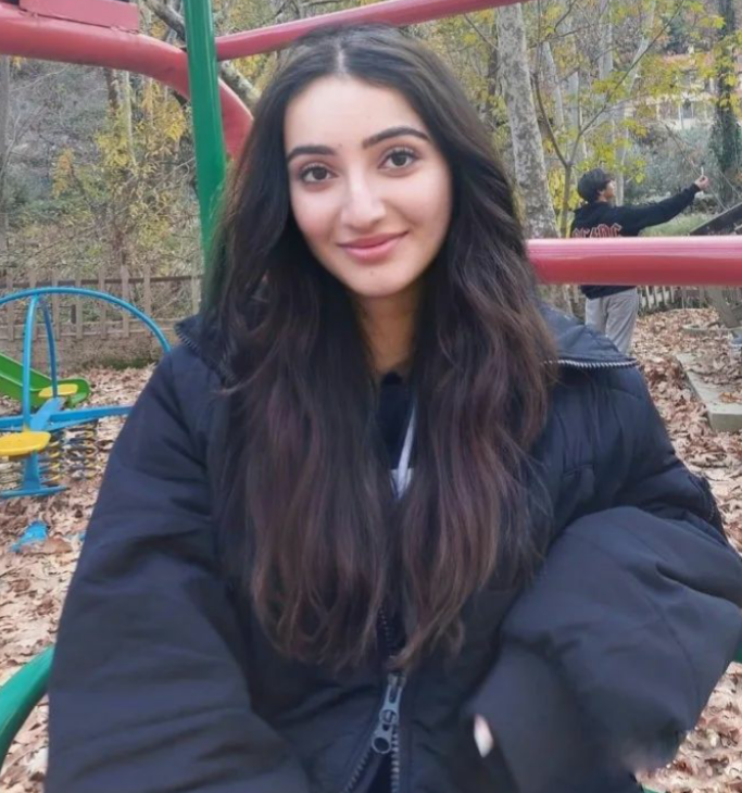 Mona (Suudi Arabistan), çevrimiçi listesinde profiline bakabileceğin biri